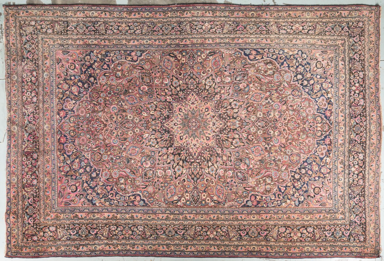 Null 手工编织的大型羊毛地毯，多色背景上饰有中央玫瑰花窗。尺寸 400 x 278 厘米
磨损和轻微事故。
