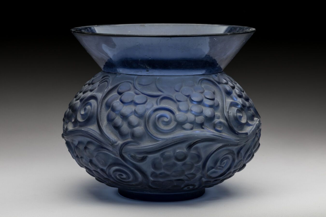Null R. LALIQUE um 1930. Vase aus blau getöntem Glas mit Reliefdekor von Weintra&hellip;
