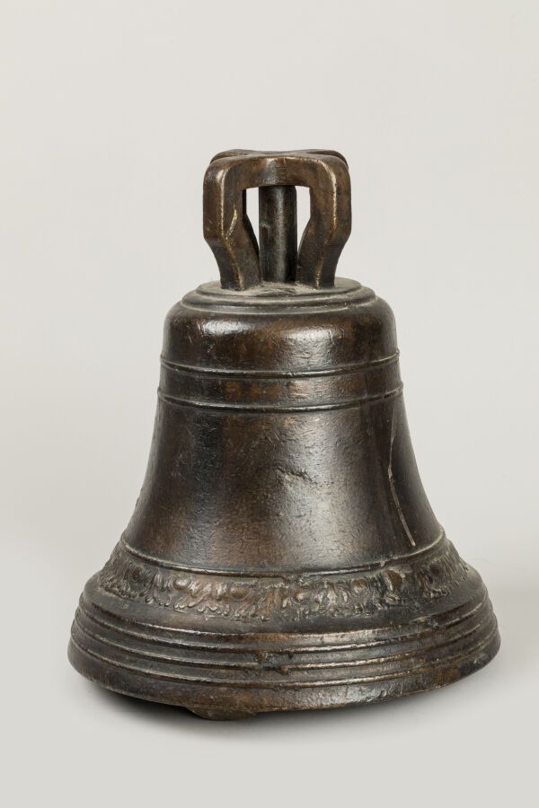 Null Gran campana de bronce decorada con un friso vegetal en la parte inferior. &hellip;