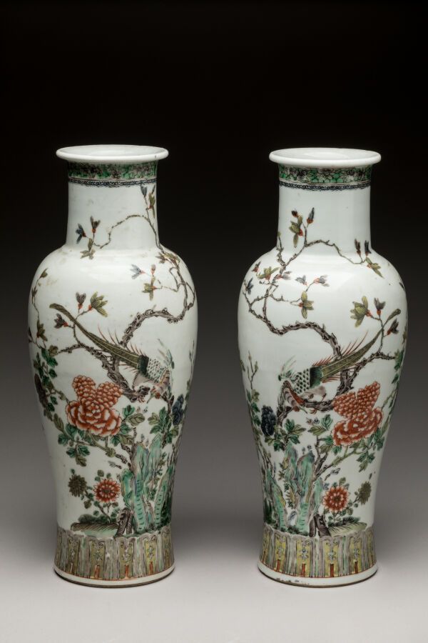 Null CHINA, Qing-Dynastie (1644-1911). Ein Paar Balustervasen aus polychromem Po&hellip;