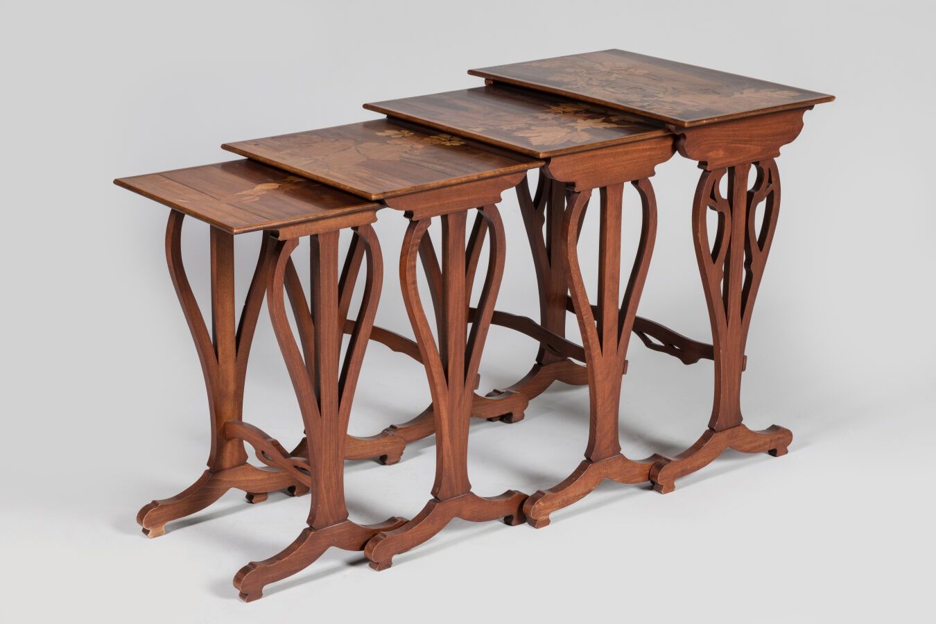 Null Ateliers GALLE (après 1904). 4 tables gigognes en noyer à décor marqueté de&hellip;