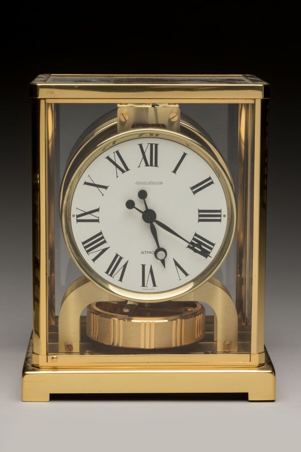Null 积家。Atmos 型号。黄铜镀金四面玻璃笼式时钟，白色圆形表盘上有罗马数字。
签名和编号 316986。
H.22 厘米 - 18 x 13.5 厘米&hellip;