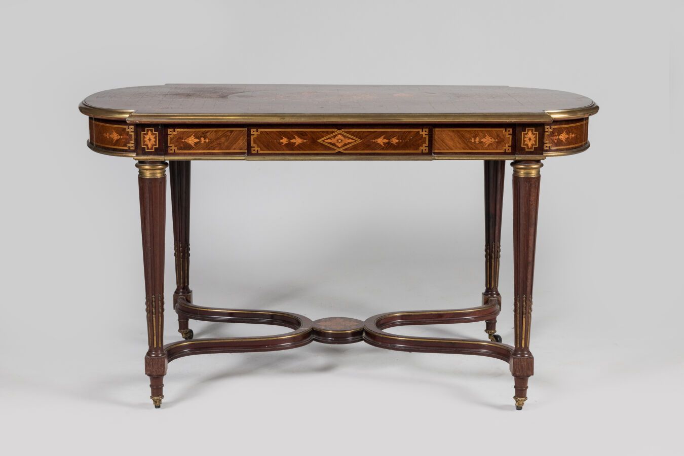 Null 中间的桌子采用贴面和镶嵌工艺，饰有花朵和叶子，并镶有黄铜，靠在四条凹槽腿上，腿与脚轮上的撑杆相连，前面有一个抽屉。拿破仑三世时期，路易十六风格。 
尺&hellip;