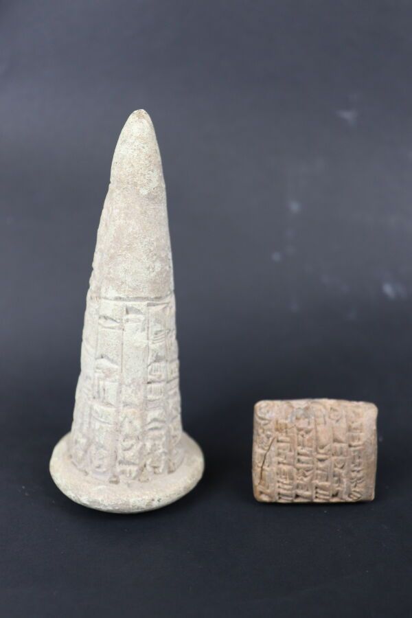 Null Ensemble de 2 objets: Egypte 2 grès d'époque ptolémaïque (accident à l'un).