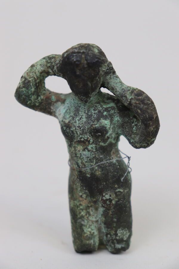 Null Travail gallo-romain Statuette en bronze Jeune femme, érosions. Hauteur 7 c&hellip;
