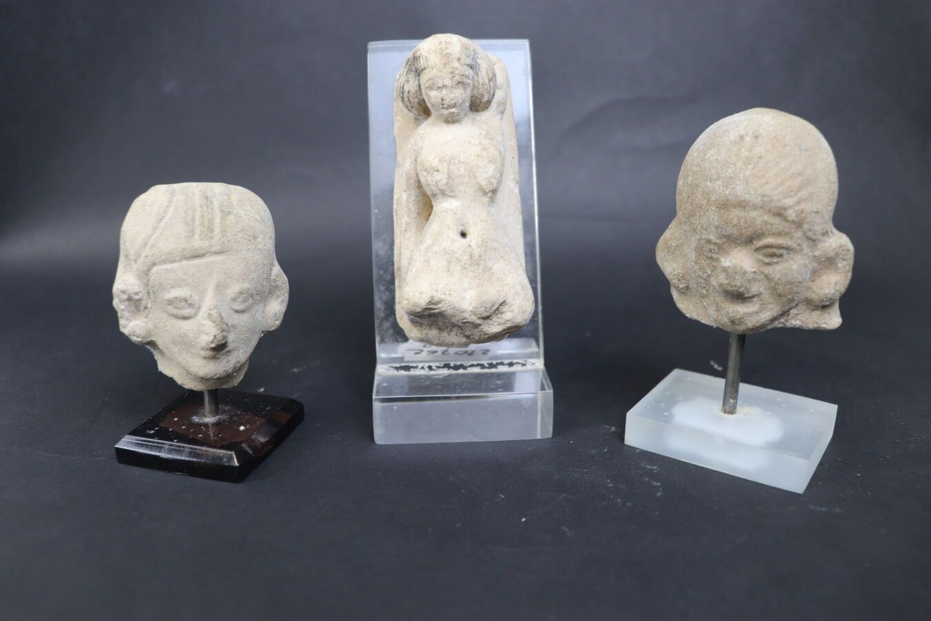 Null Ensemble de fragments de sculptures en terre cuite et une buste feminin, Cu&hellip;