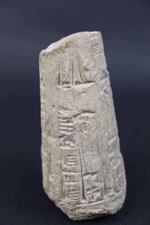 Null Élément de mobilier, en grès. Egypte, période Ptolémaïque. Accidenté. Haute&hellip;