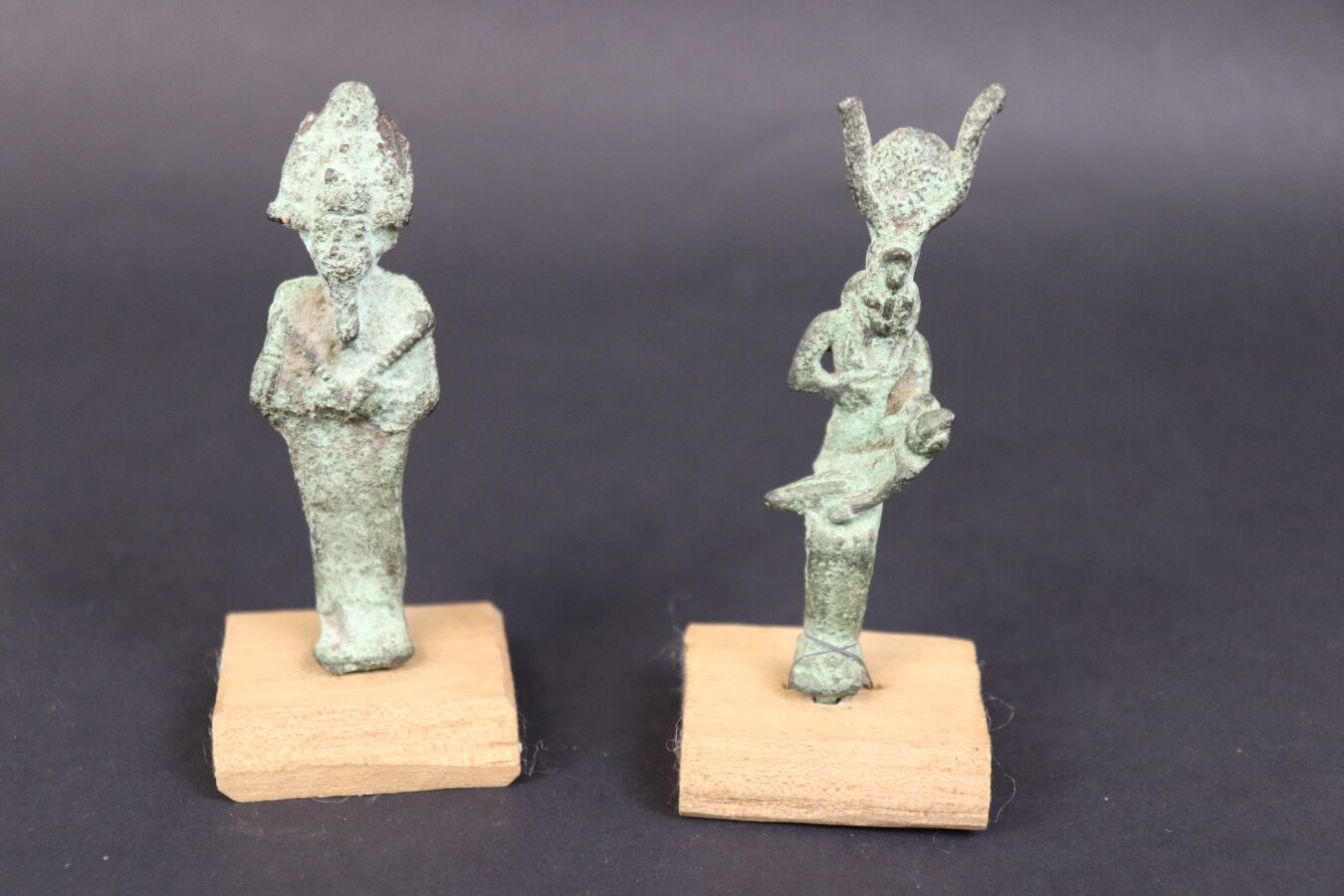 Null Egypte Basse époque 2 statuettes en bronze représentant ISIS et OSIRIS. Nom&hellip;