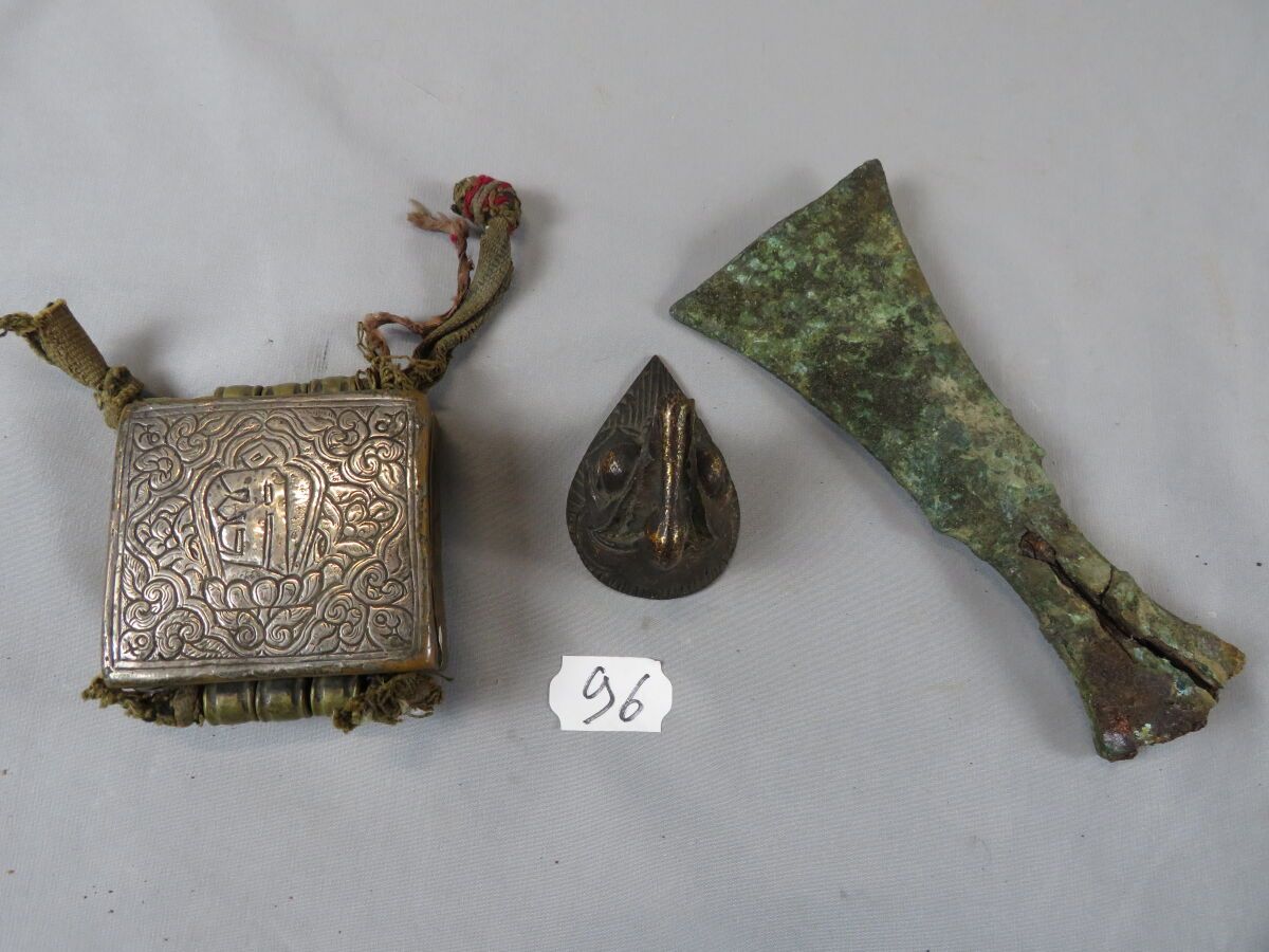 Null Lot comprenant une hache ou poignée d'épée en bronze à patine archaïque de &hellip;