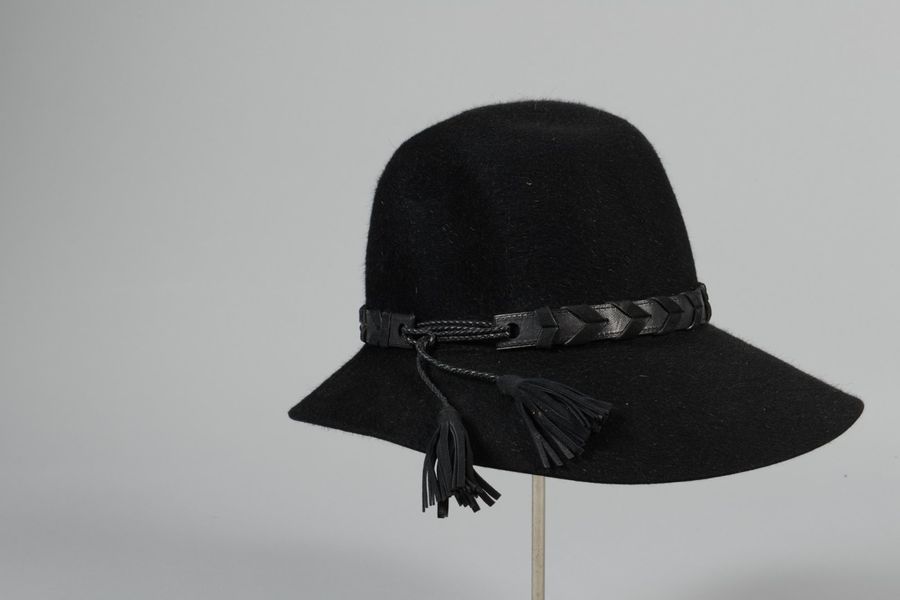 Null HERMES Paris made in Italy

Chapeau cloche en 100% feutre de lapin noir, to&hellip;