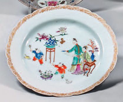 Null Assiette en porcelaine de Chine. Qianlong, XVIIIe siècle.
De forme contourn&hellip;