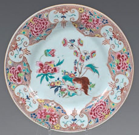 Null Plat en porcelaine de Chine. Qianlong, XVIIIe siècle.
À décor des émaux de &hellip;