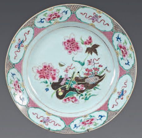 Null Plat en porcelaine de Chine. Qianlong, XVIIIe siècle.
À décor des émaux de &hellip;