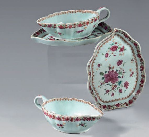 Null Paire de saucières et leurs plateaux en porcelaine de Chine.
Qianlong, XVII&hellip;