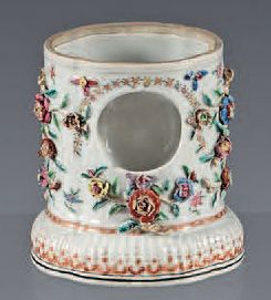 Null Porte-montre en porcelaine de Chine. XVIIIe siècle. De forme ovale contourn&hellip;