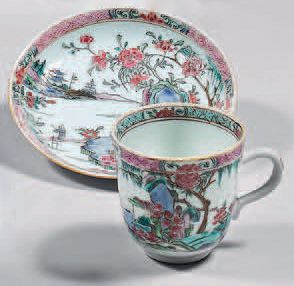 Null Tasse et sa sous-tasse en porcelaine de Chine. Qianlong,
XVIIIe siècle. À d&hellip;