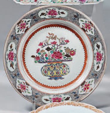 Null China porcelain soup plate. Qianlong, 18th century. With Rose Family enamel&hellip;