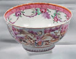 Null Small porcelain bowl. 18th century. Contoured shape, decorated with the ena&hellip;