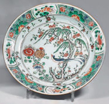 Null Petit plat en porcelaine de Chine. Kangxi (1662-1722). À décor des émaux de&hellip;