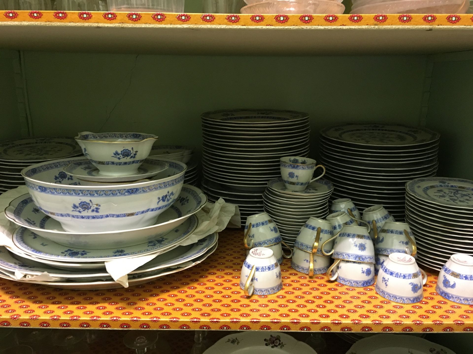 Null Haviland Limoges 利摩日瓷器餐具，蓝色和金色装饰：20个餐盘，26个汤盘，17个甜点盘，咖啡杯，盘子（约，砂砾）。