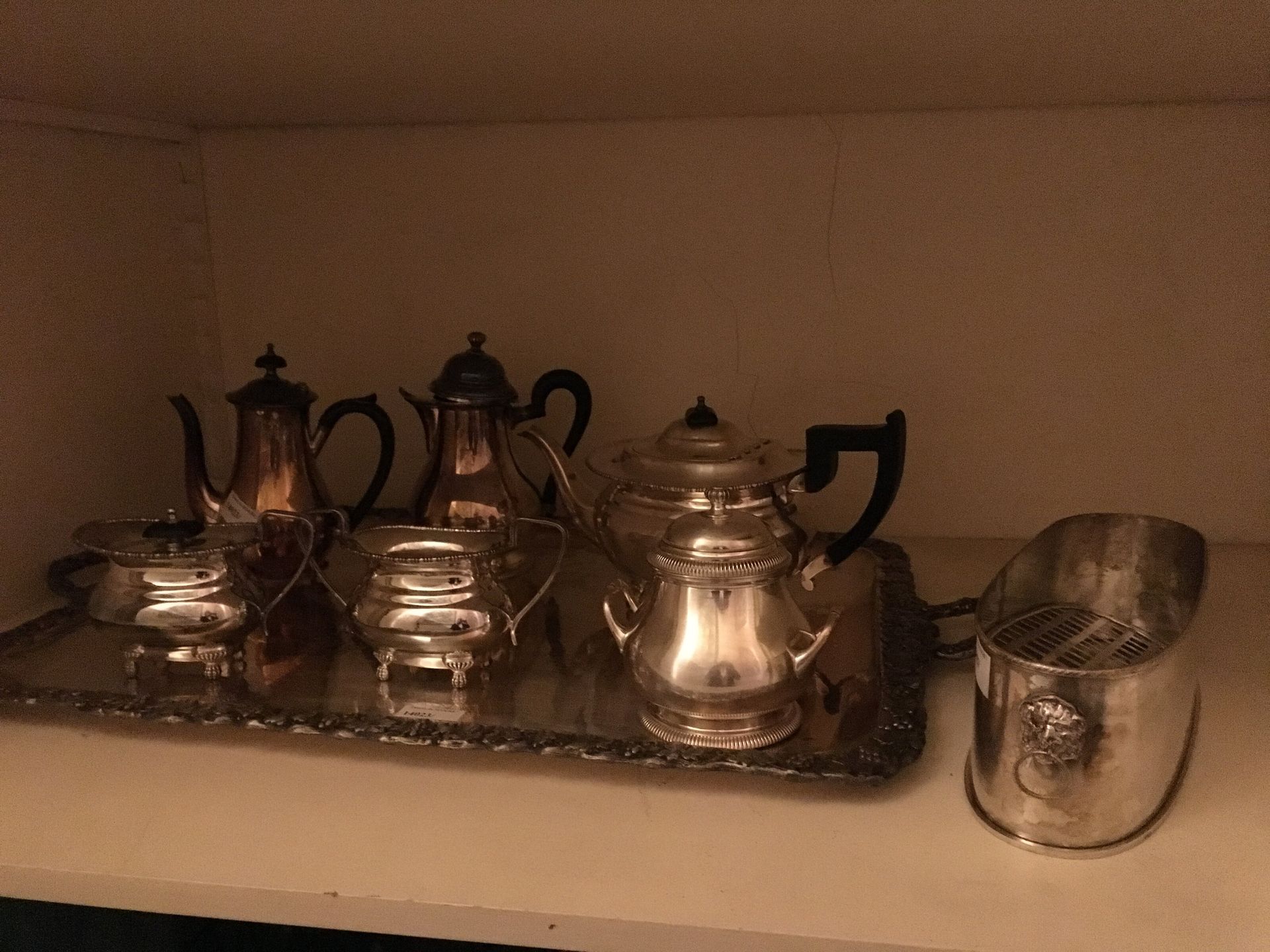 Null 镀银金属套装：带两个把手的大托盘，三件套茶具的一部分，椭圆形狮子头花盆，2个倒杯和一个有盖糖碗。
