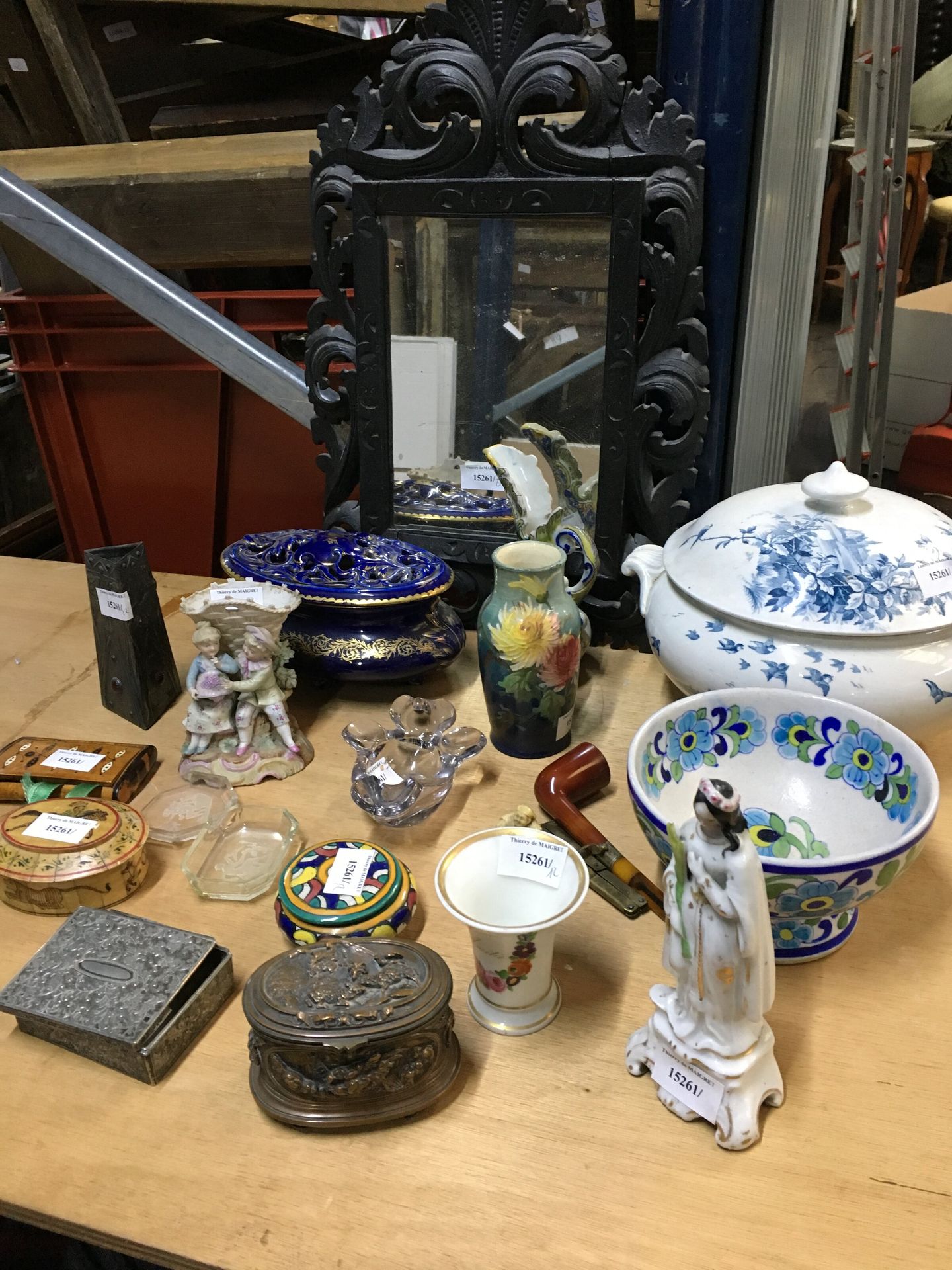 Null Lot de céramiques et bibeblots : soupière, groupe en porcelaine, vase de l'&hellip;