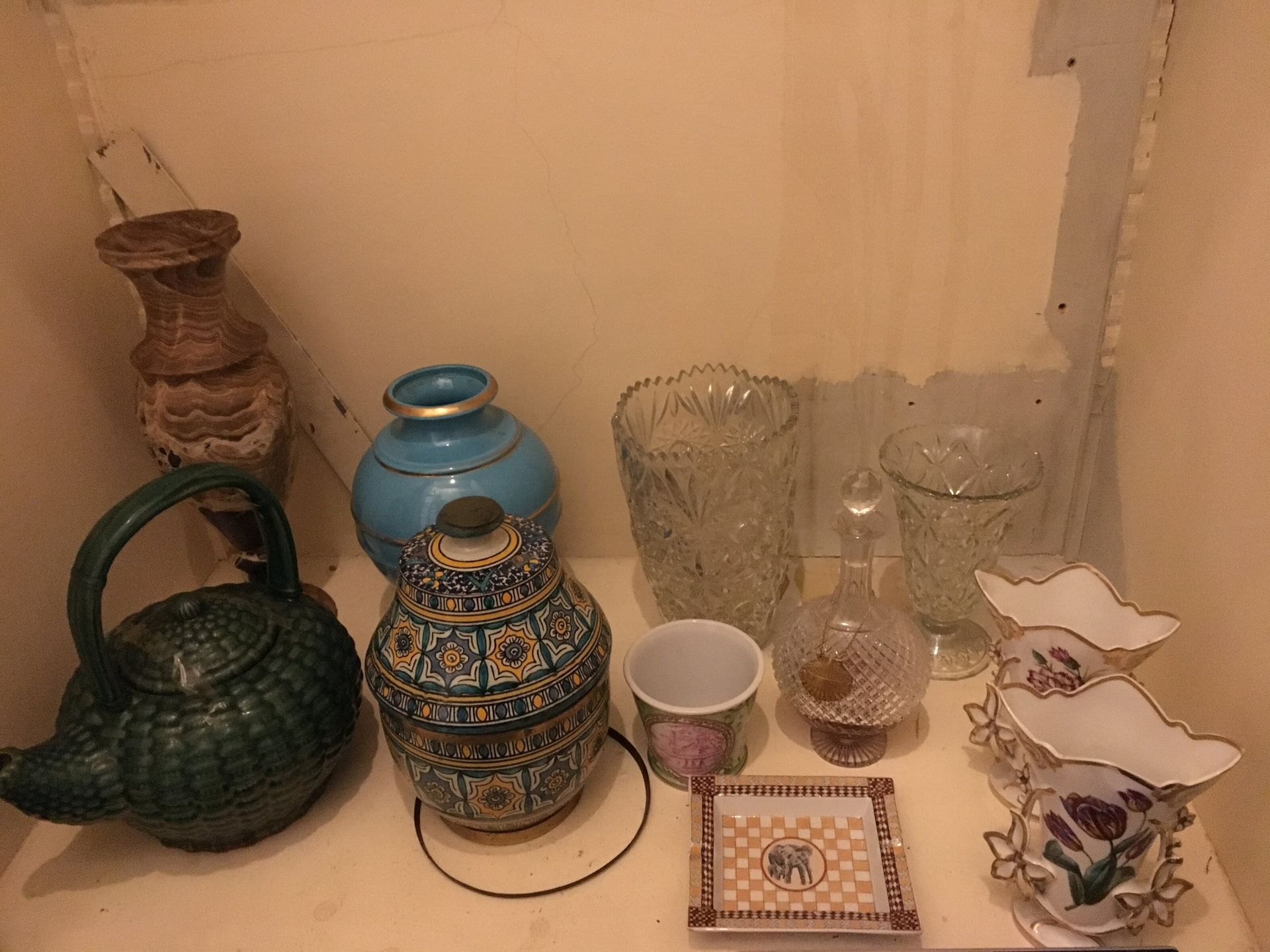 Null 一批花瓶，包括绿松石迪奥背景，绿背景大陶瓷茶壶，一对瓷器婚礼花瓶和各种花瓶，瓷器烟灰缸，水瓶，北非盖罐。