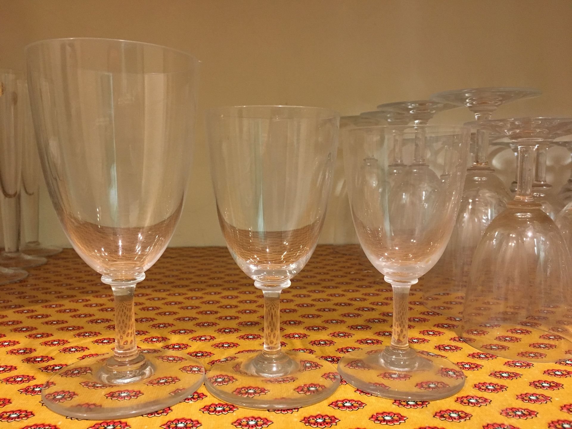 Null 巴卡拉玻璃杯套装包括约5个水杯，9个红酒杯，30个白酒杯。