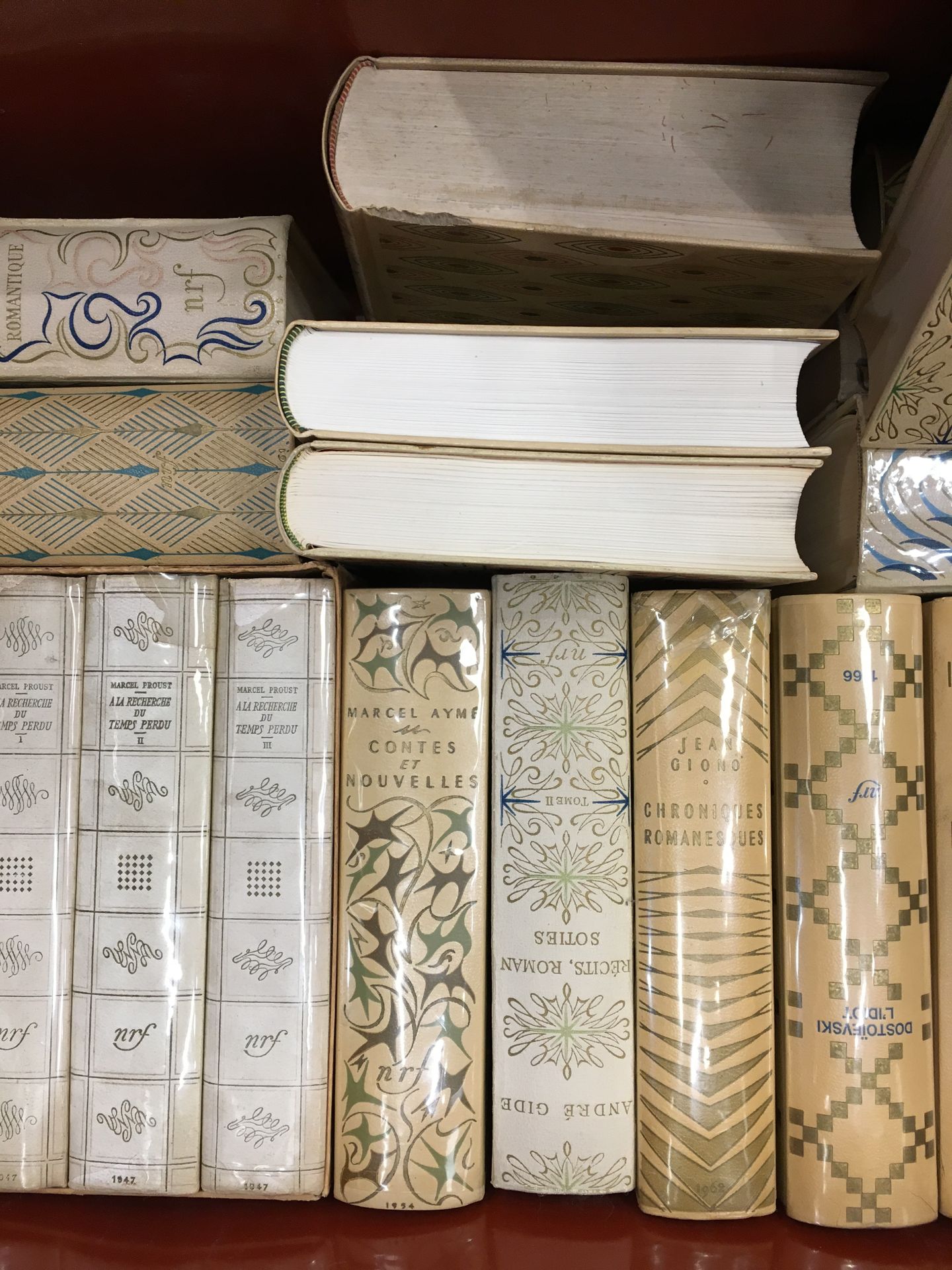Null 
1箱NRF文学书籍，包括Aymé、Giono、Greene。