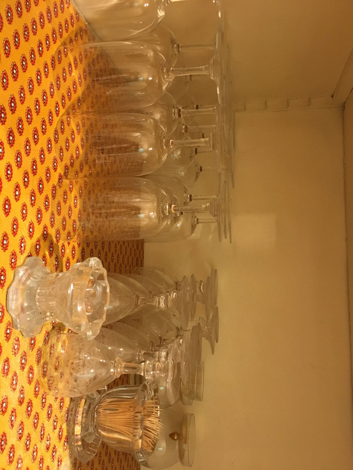 Null 批量玻璃器皿包括巴卡拉有柄玻璃杯(约14只)、带钻石尖端的玻璃杯、花瓶、各种玻璃杯。

联合：一套面包和沙拉盘，其中一些带有Lalique法国的标记。