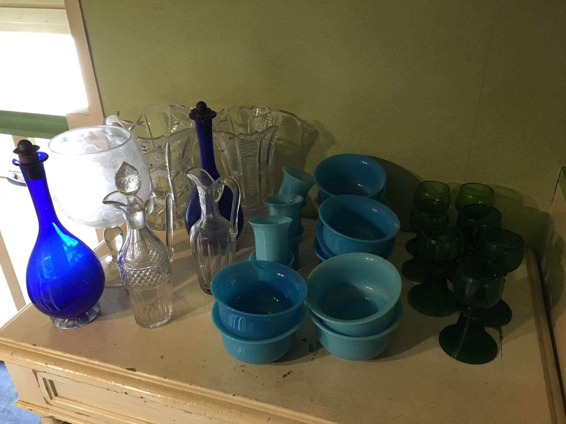 Null Manette de verrerie comprenant vases en cristal taillé, carafes, carafes en&hellip;