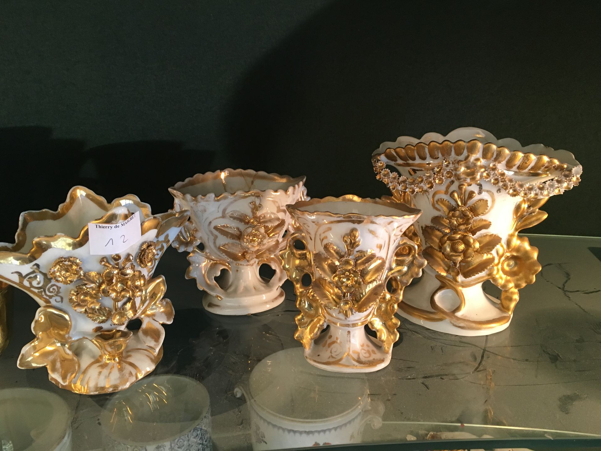 Null Manette de porcelaines et céramiques : vases de mariée (4), tasses à fond o&hellip;