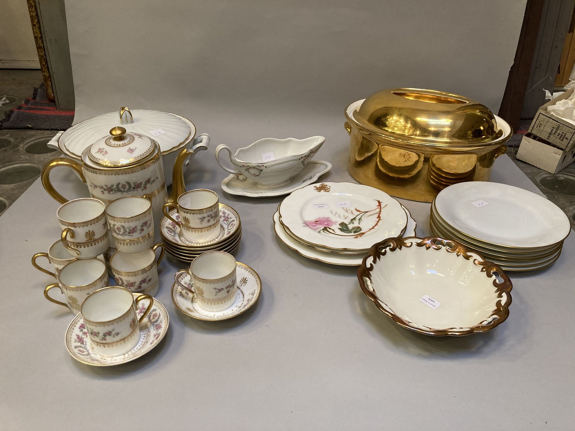 Null 套装包括粉红色和金色装饰的瓷器咖啡服务部分，茶壶盖子，8个杯子，8个碟子。

白色盘子里有金鱼片、碗、金梗，盘子上有一字花纹装饰，酱船和汤盘都是附赠的&hellip;