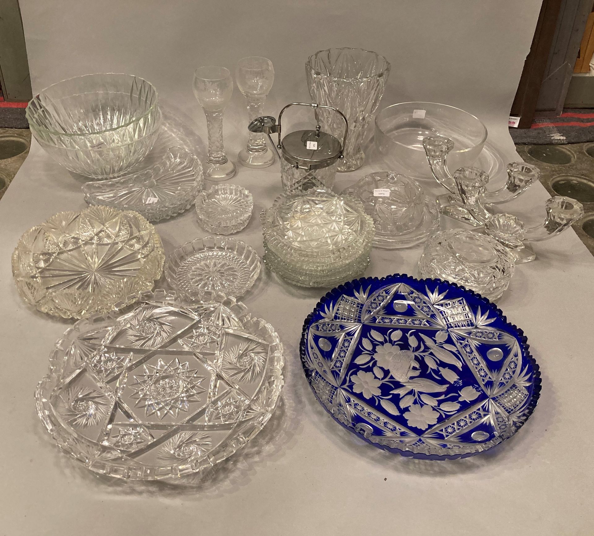 Null 大量玻璃器皿，包括碗、沙拉碗、刻有狩猎主题的玻璃杯、花瓶、一对Val Saint Lambert烛台、糖果和黄油盘等。

意外和碎片

原样出售