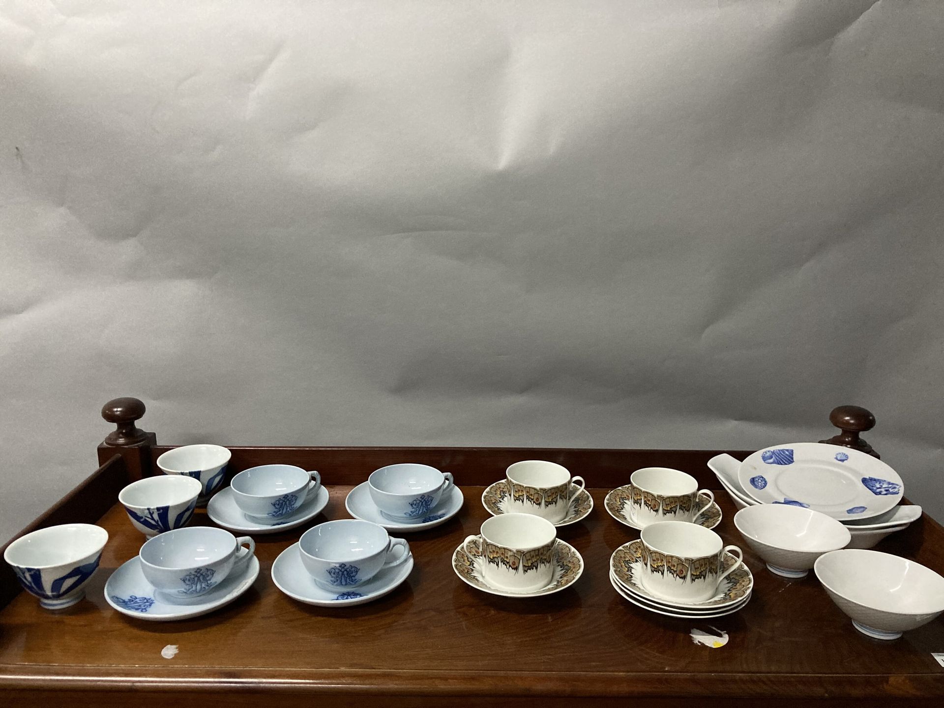 Null 瓷器套装包括茶具和咖啡具与伊特鲁里亚花瓶(意外)，利摩日咖啡杯，以及其他......(按现状出售)