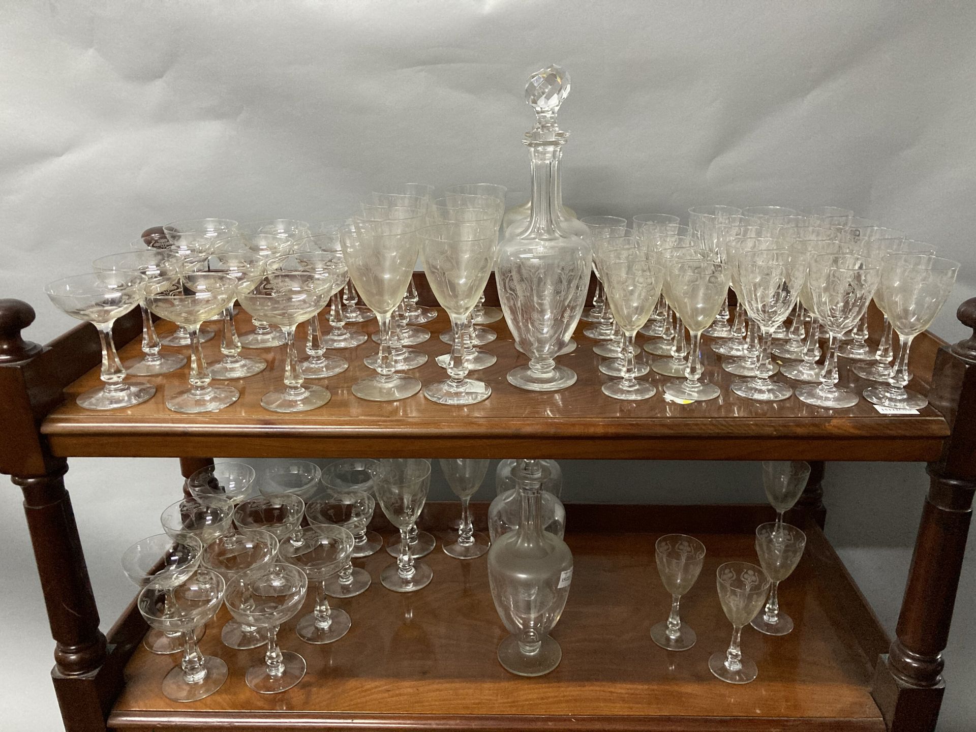 Null 坚固的水晶托盘、香槟杯（约20个）、水杯（约10个）、6个酒杯（带塞）、白酒杯（约10个）和红酒杯（约12个）（灰色，原样）。
