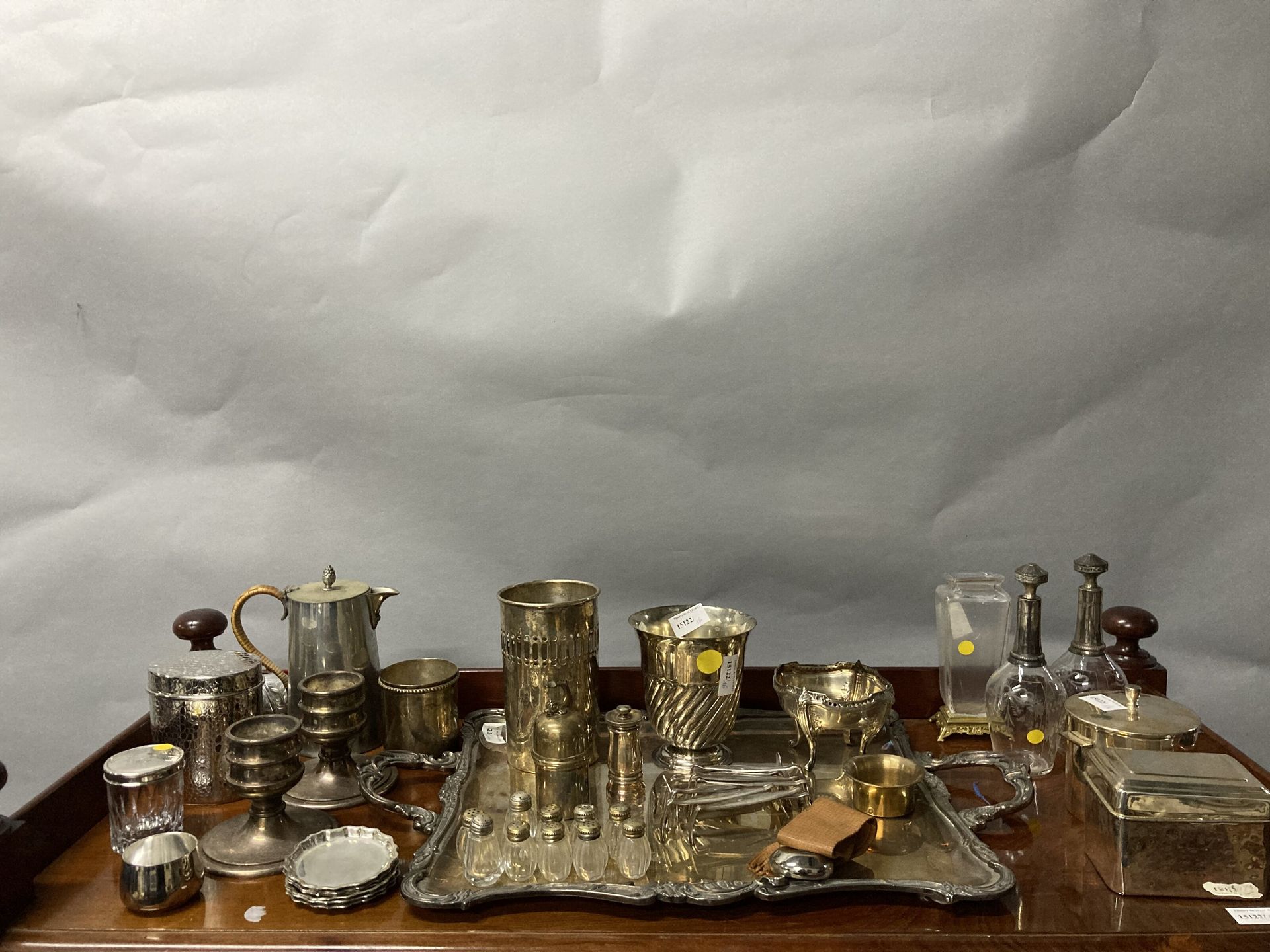 Null 大量的镀银金属，包括盒子，托盘，盐罐，刀架，定时器，油醋器，花瓶，青铜支架......等等(现售)