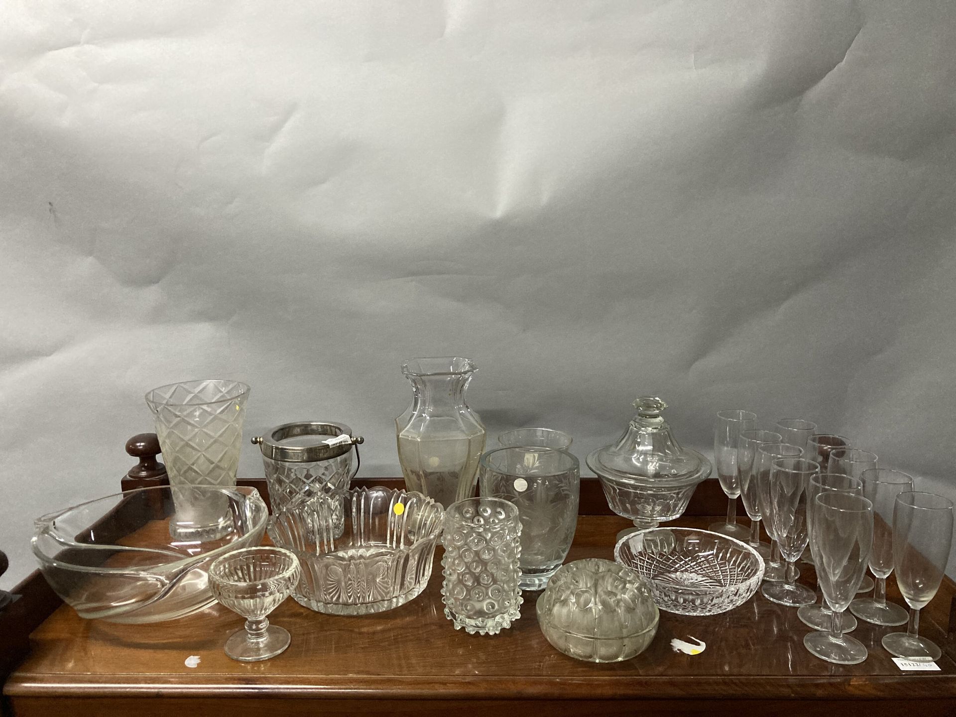 Null Fort lot de verrerie comprenant vases, coupes, saladier, sceau à glaçon, co&hellip;