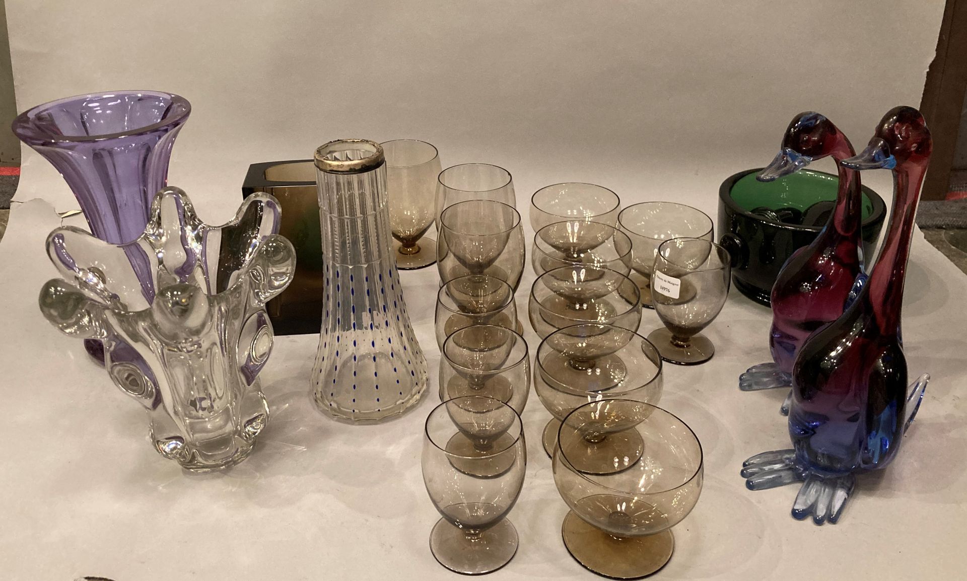 Null 套装玻璃器皿，包括烟熏玻璃服务部分、花瓶（14至21厘米）和杵（破臼）。

划痕

原样出售