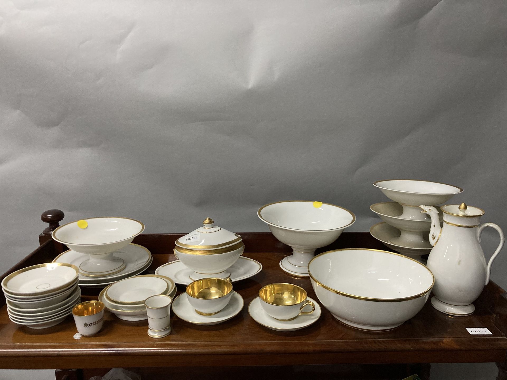 Null Lot de porcelaines blanc et or comprenant coupes, théière, coupes sur piédo&hellip;