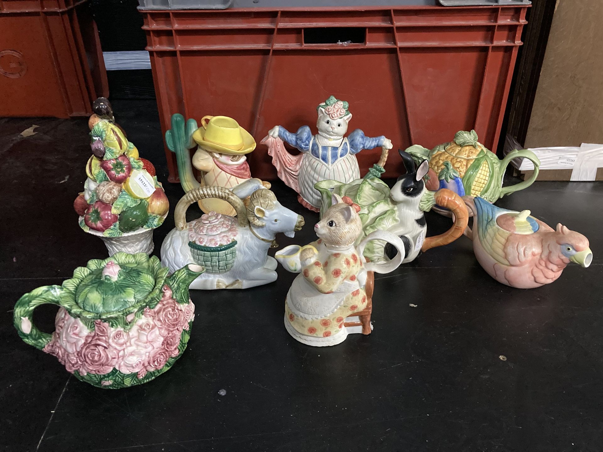 Null Lot of teapots with animal decoration and fruits and vegetables

sold as is