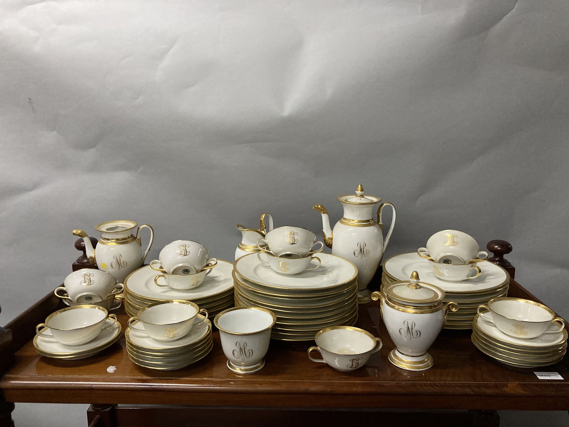 Null 瓷器茶具/咖啡具及杯碟。附上一套大盘子，上面有白色和金色的一字形装饰。品牌Le grand dépôt 21-23 rue Drouot (缺口，事故&hellip;