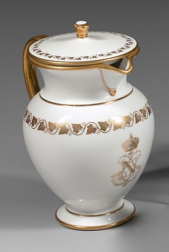 SÈVRES 白瓷覆盖的凉茶壶，用黄金装饰，来自王子的餐桌服务，上面有路易-拿破仑的形象，上面有帝国的皇冠，肩上有常春藤叶的楣，边上有镀金的圆角。背面红色标记 &hellip;