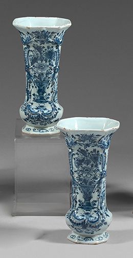 DELFT 一对小陶器角花瓶，蓝色单色装饰的花瓶在卡图里。背面有Vduijn的签名。
18世纪（有缺口和裂缝）
高 : 20厘米
