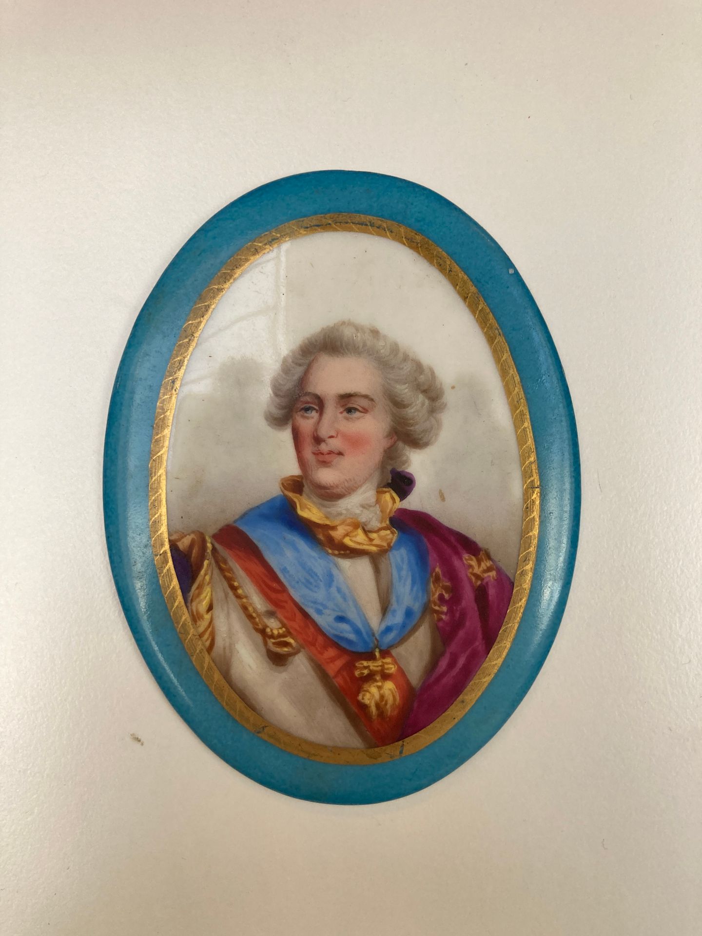 Paris dans le goût de Sèvres 
瓷器椭圆形奖章，多色装饰，代表路易十五国王的半身像，蓝色背景框架。
大约1900/1920年
长：1&hellip;