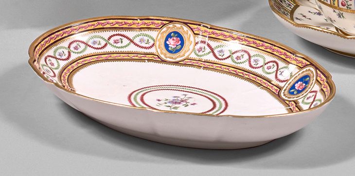 SÈVRES Bandeja oval de porcelana de pasta blanda con borde contorneado decorado &hellip;