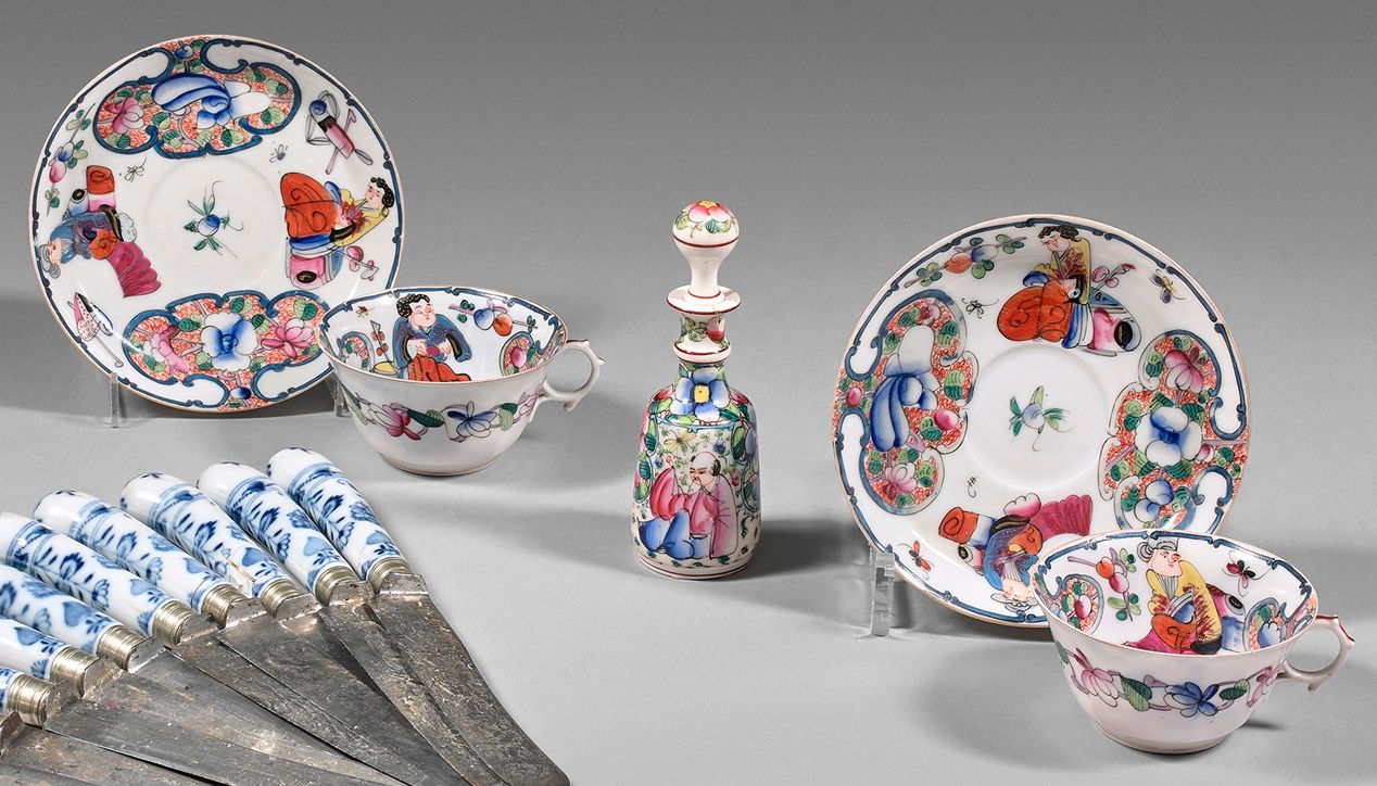 BAYEUX 
一对瓷杯和它们的碟子，用多色的汉字装饰，上面有花、水果和物体的框架。在反面用红色标记



19世纪下半叶



高（杯）：4.5 - 深（碟）&hellip;