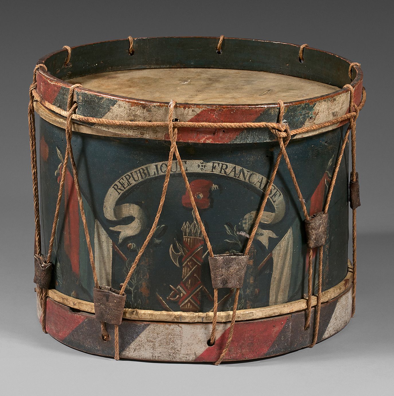 Null Grand tambour dont le fût est peint en polychromie d'attributs patriotiques&hellip;