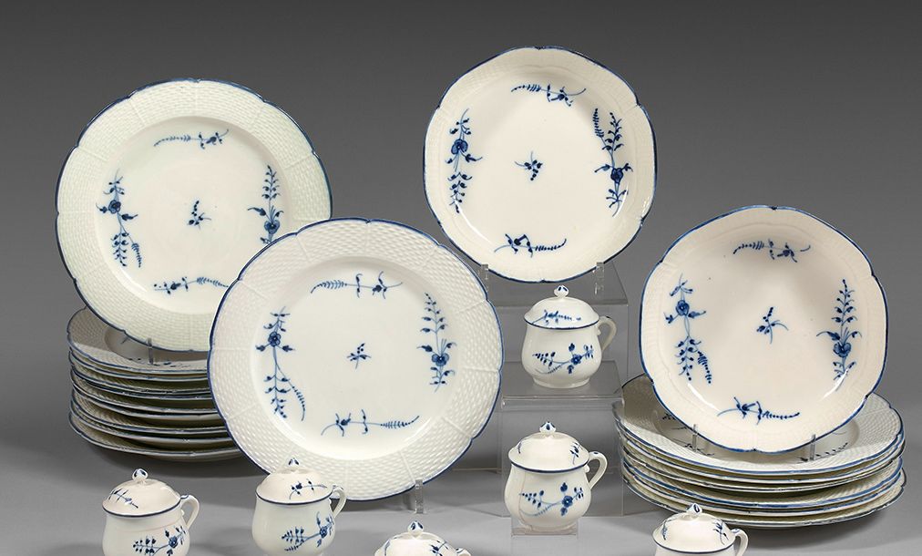 Null Parte de un servicio de porcelana de Chantilly del siglo XVIII
Marcas en az&hellip;