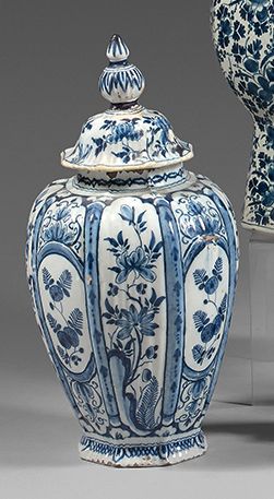 DELFT Covered vase with cut sides decorated in blue and white with flowers in re&hellip;